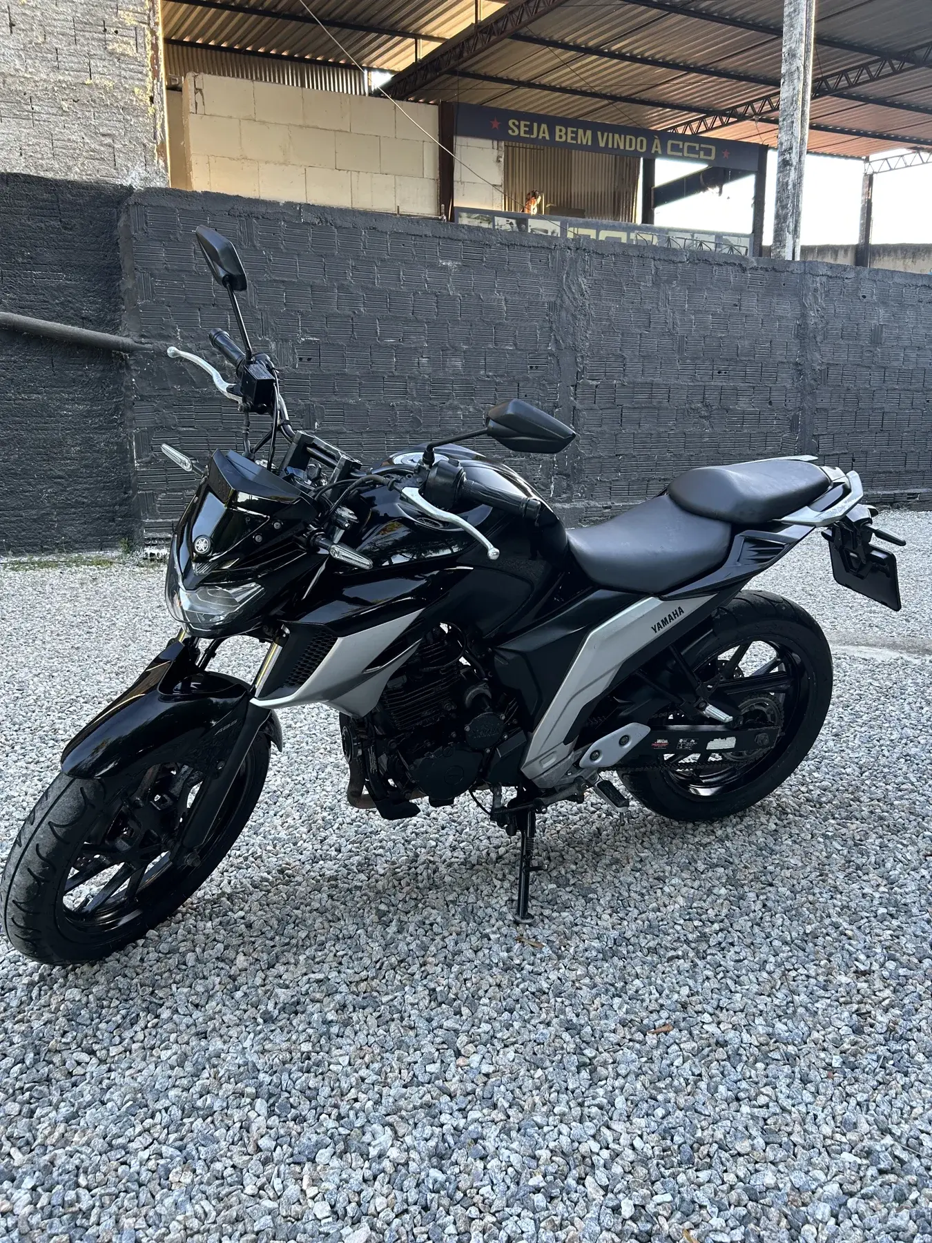 Moto preta fotografada na Veritas
